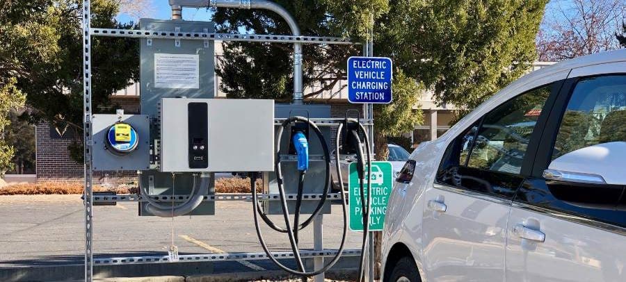 Image of ev charger in highways e1713960727146